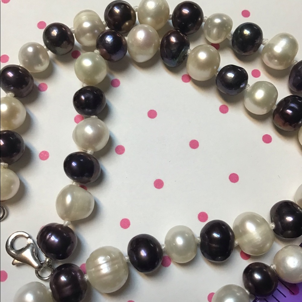 Simulated Pearl necklace black and white pearls silver clasp. In excelle…